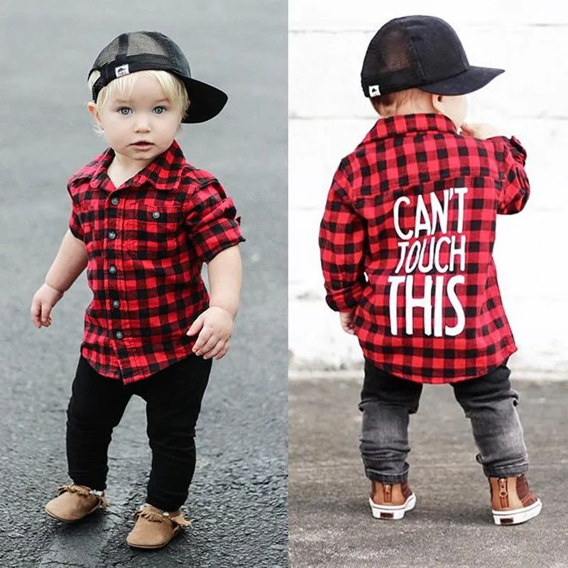 2018 Rouge Noir À Carreaux Bébé Garçons À Manches Longues Chemise Enfants À Manches Longues Blouse Vêtements Décontractés Lettre Imprimer Preppy Casual Enfants Vêtements 1-7T