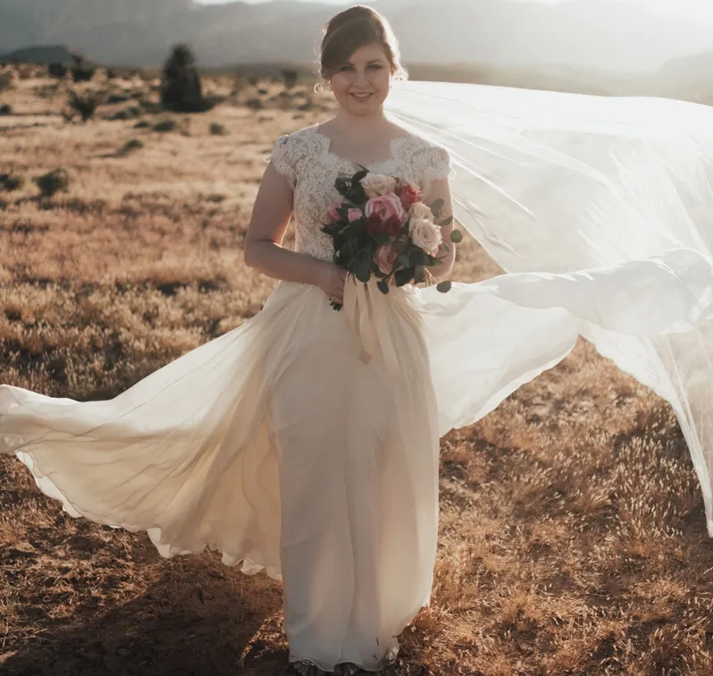 Los más nuevos vestidos de novia modestos de gasa de encaje boho con mangas casquillo Una línea de botones Volver Informal País Rústico LDS Vestidos de novia con mangas