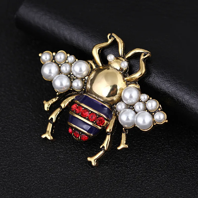 Vintage Style Pretty Pearl Beads Little Bee Brosch Amazing Antiuqe Style Beetle Collar Pin för kvinnor och män Mode Kläder Acessories