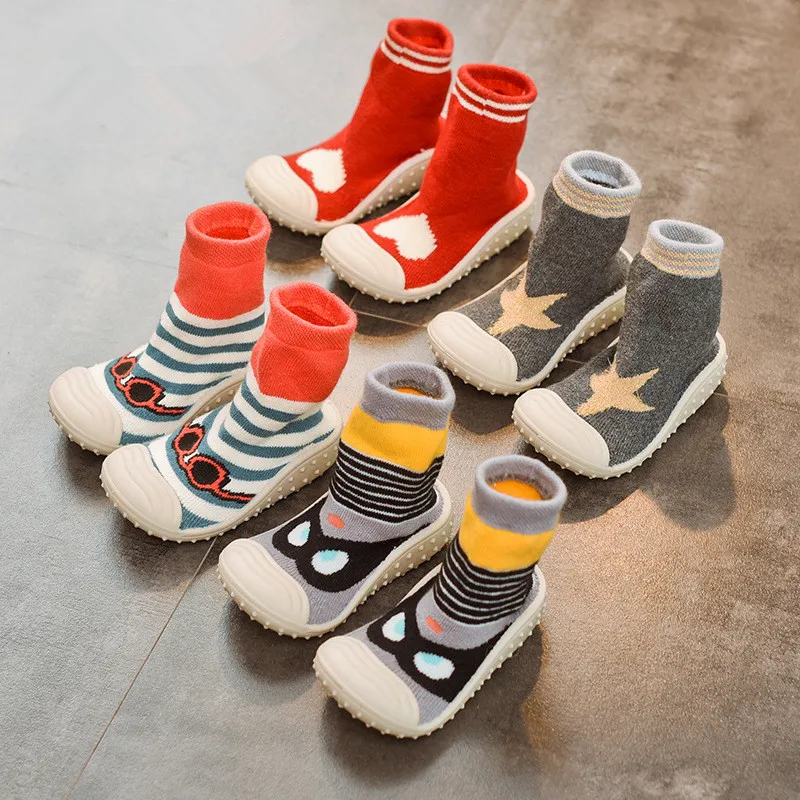 Nyfödda barnskor Toddler Kids First Walk Prewalker Spädbarn Stickad Woolen Sock Skor Mjukt och bekvämt Gummi Yttersula för baby sneakers