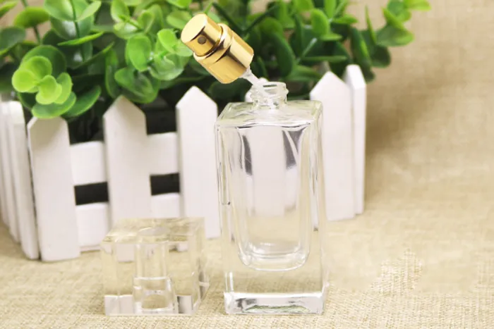 2019 Venta caliente de 50 ml de botellas de spray de vidrio para perfume con bomba y tapa de oro y plata, botella de spray de vidrio para perfume, botella de spray transparente al por mayor