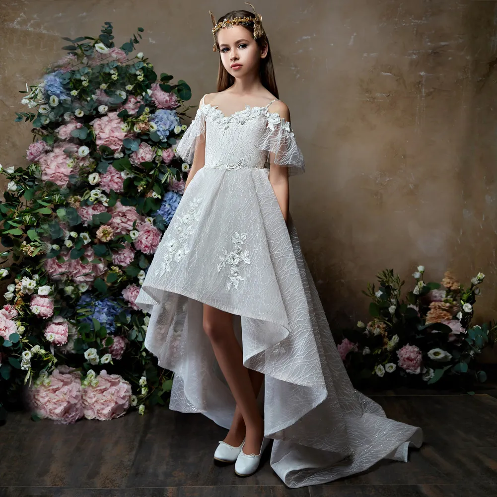 Hi Lo Flower Girls Dresses 2018 Off the Shoulder Abiti da sposa per bambini Abito da prima comunione in pizzo per bambine Fiori fatti a mano