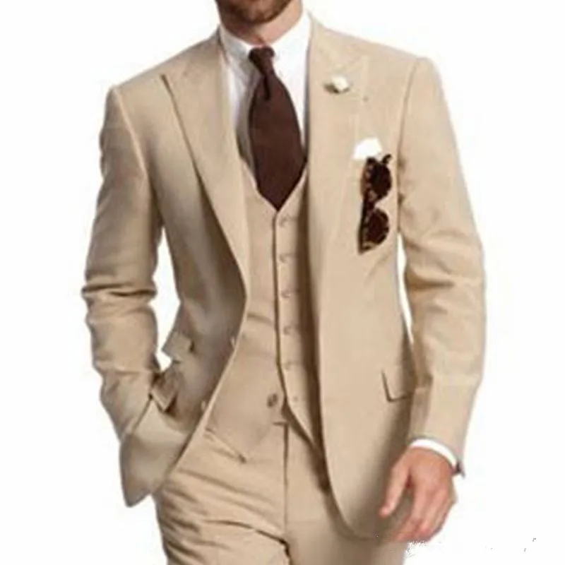 Hoge Kwaliteit Beige Mannen Pakken Piekte Revers Twee Knop Custom Made Wedding Suits Driedelige Bruidsjonkers Smoking Jas Broek Vest309R