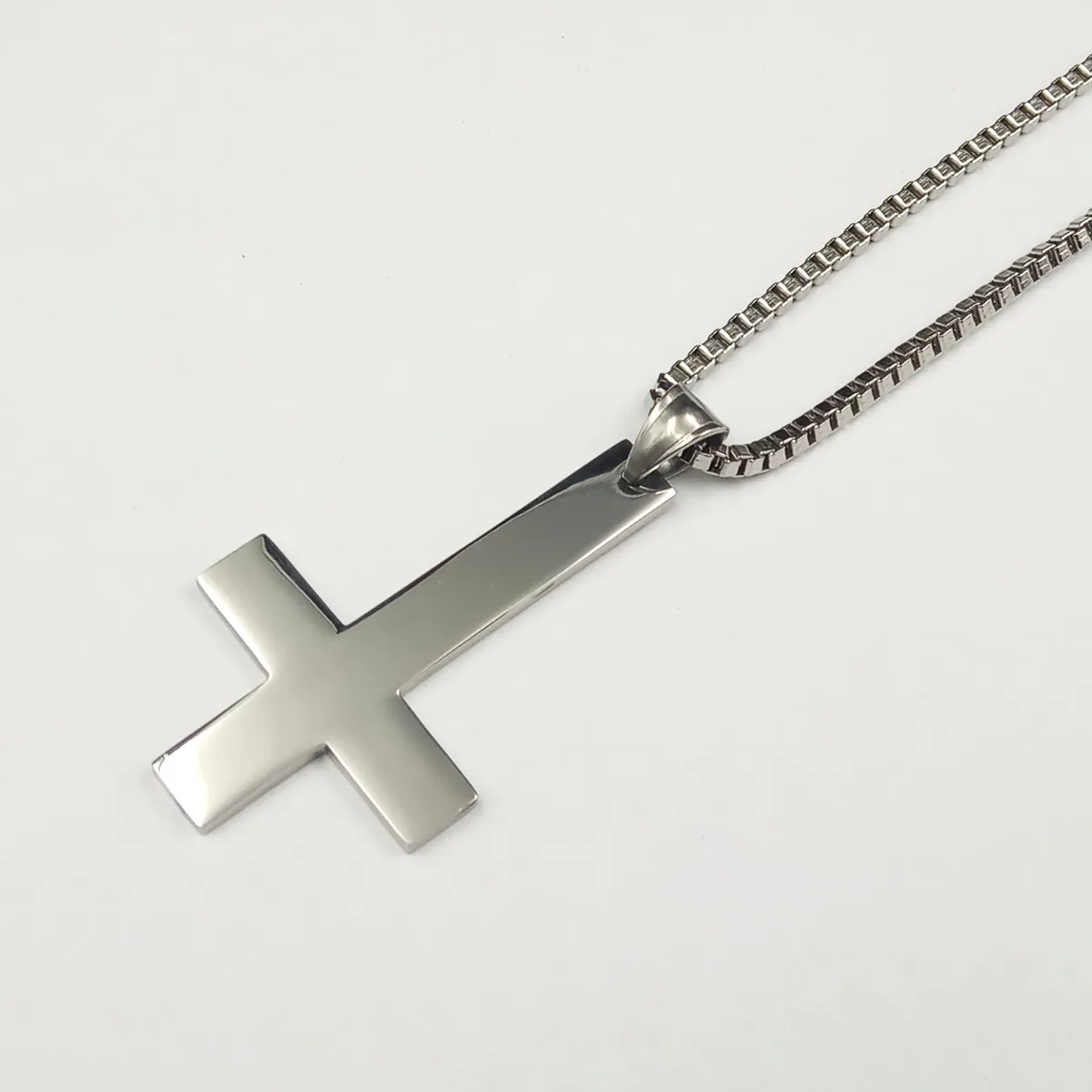 Moda męska prezenty srebrny krzyż św. Piotra do góry nogami krzyż wisiorek ze stali nierdzewnej katolicki naszyjnik Box chain 18-32''