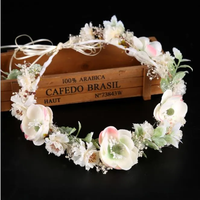 Fiori bianchi, ghirlande, abiti da sposa, fiori secchi colorati, copricapo, fasce per capelli