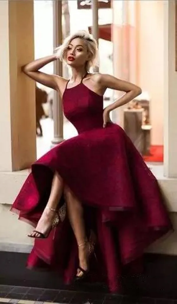 Sexig Burgundy Prom Klänningar 2018 Bollklänning Halter Ärmlös Hög Låg Lace Tulle Ladies Formell Tuxedo