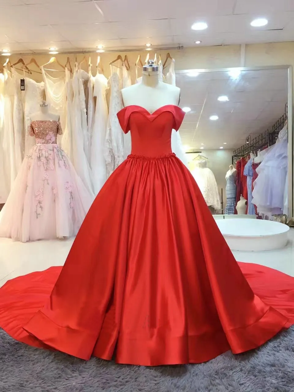 Blygsam 2018 röd prom klänningar lång billigt utanför axeln Ruched Satin Formella klänningar Party Evening Wear Custom gjord av Kina EN2109