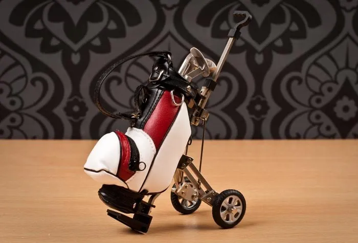 Original golfpennor hållare med golfväska, skrivbords golfväska vagnen pennahållare, miniatyr golfare caddy med 3 metallpennor och PU-väskainnehavare