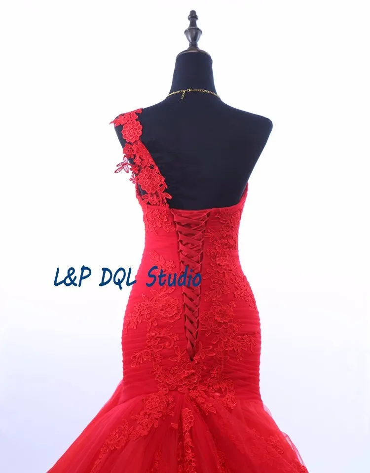 Real Picture Vermelho Sereia Vestido De Casamento Branco, Marfim Um Ombro Lace-Up Back Plisses Tule Applique Lace Court Train Vestido de Noiva