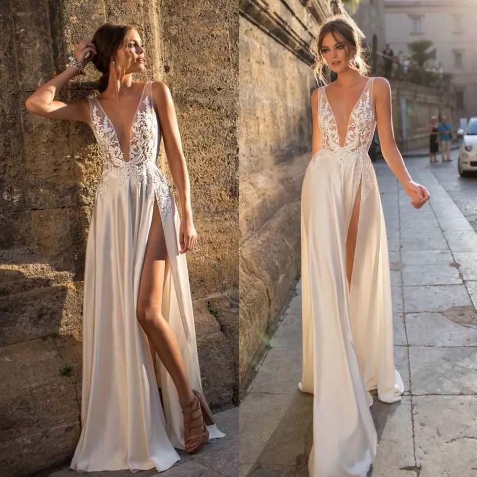 2019 Berta Bohemian Lace Bröllopsklänningar Appliqued En linje Deep V Neck Split Side Bridal Gowns Vestido de Novia Satin Bröllopsklänning