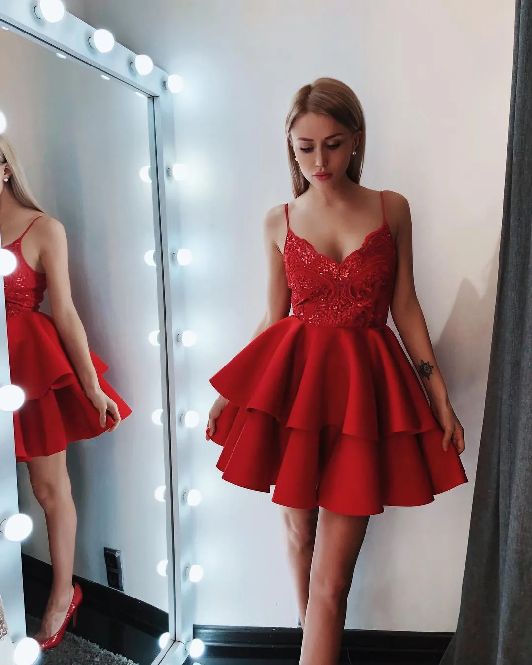 White Champagne Red Short Homecoming Dresses Spaghetti Straps Lace Appliques Tiered Ruffles Satin Prom Dresses Graduation 