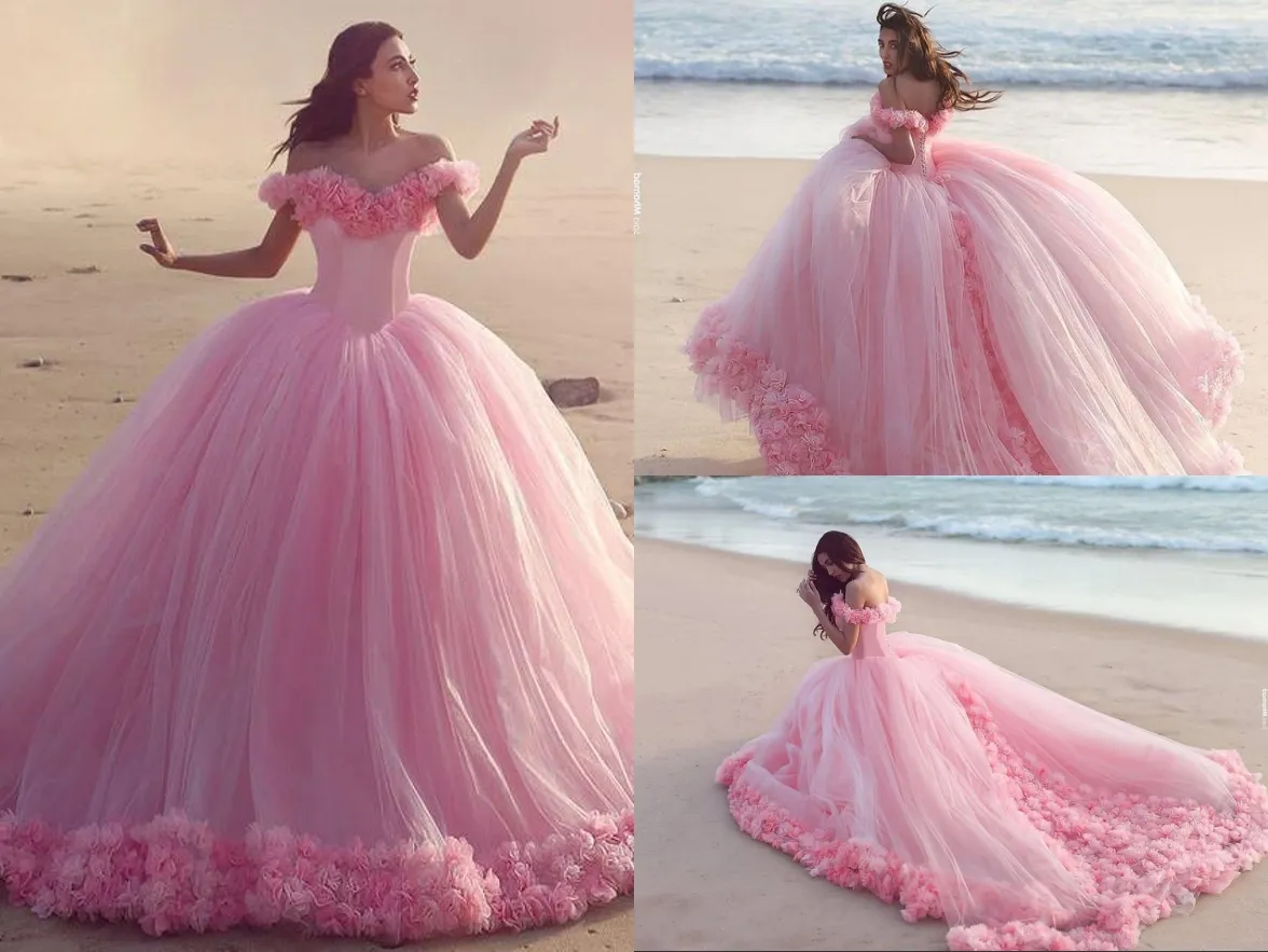 Nuevo Bebe Rosa Dulce 16 Princesa Quinceanera Vestidos au large de Hombro Flores Bola Bola Vestido de Cintura Vasca Vestidos de Baile Largo