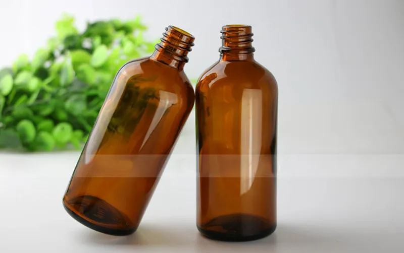 Toptan 100 ml amber Uçucu yağ şişeleri doldurulabilir cam şişe 420 adet / karton kozmetik ambalaj için siyah vidalı kapaklı