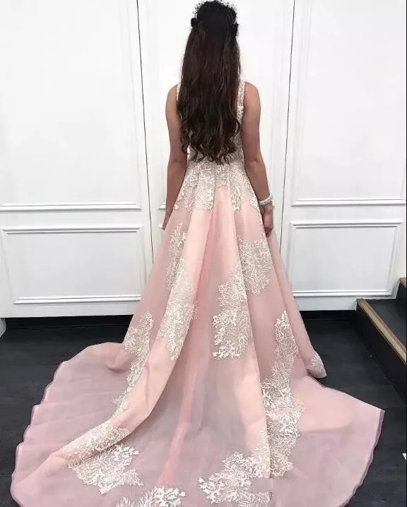 2018 Quinceanera Une ligne robes rose clair encolure dégagée sans manches en dentelle blanche appliques balayage train doux 16 organza fête bal robes de soirée