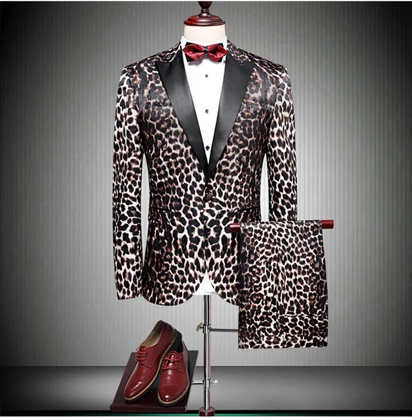 Brandneuer Leopardenmuster-Bräutigam-Smoking mit spitzem Revers und einem Knopf für Herren, Hochzeitsanzug, hochwertiger Herren-Blazer für Business-Abschlussball (Jacke + Hose + Krawatte)