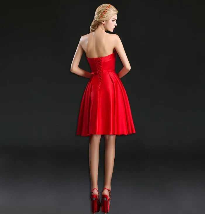ゴージャスなショートホームカミングドレス赤いサテンパーティードレスストラップレスノースリーブシンプル安価な顧客の卒業ウエディングドレス