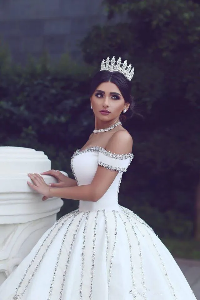 2018 Arabiska lyxiga bröllopsklänningar av axelkepsärmarna Crystal Beading Satin Bow Ball Gown Long Chapel Train Plus Storlek Bröllopklänningar