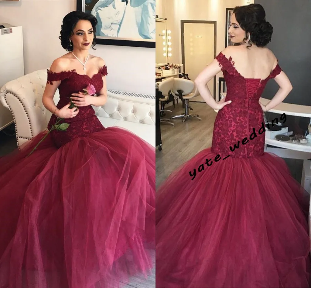 Abiti da sera eleganti a sirena rosso scuro con spalle scoperte Appliques in pizzo satinato con corsetto in tulle Abiti da ballo bordeaux Abiti formali