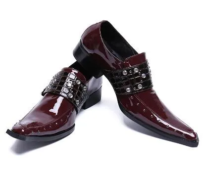 2018 Homens Sapatos de Couro Fivela Apontado Toe Prata Studs Borgonha Oxfords Casamento de Negócios Homens Planas Vestido Sapatos