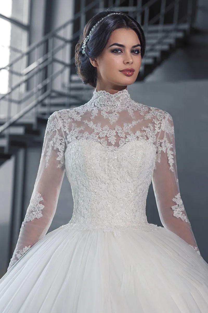 Appliques in pizzo alto con collare abito da sposa con treno lungo collezione 2024