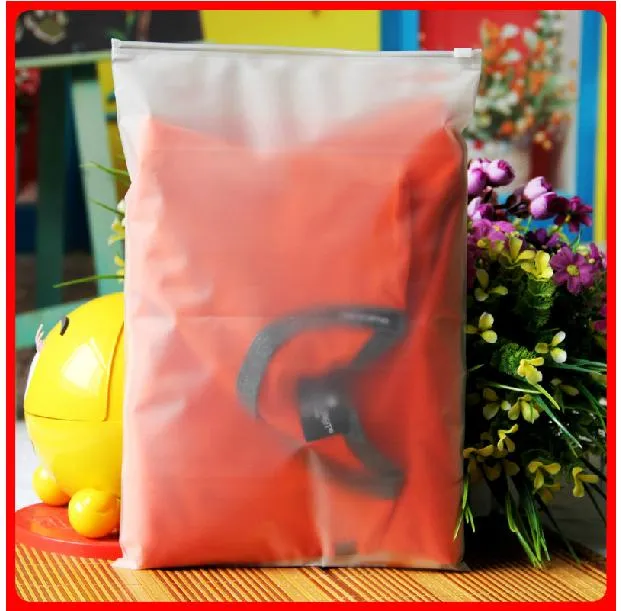 100 pcs 24x35 cm Zip lock Zipper Top sacs en plastique givré pour vêtements, T-Shirt, jupe emballage de détail impression de logo personnalisé