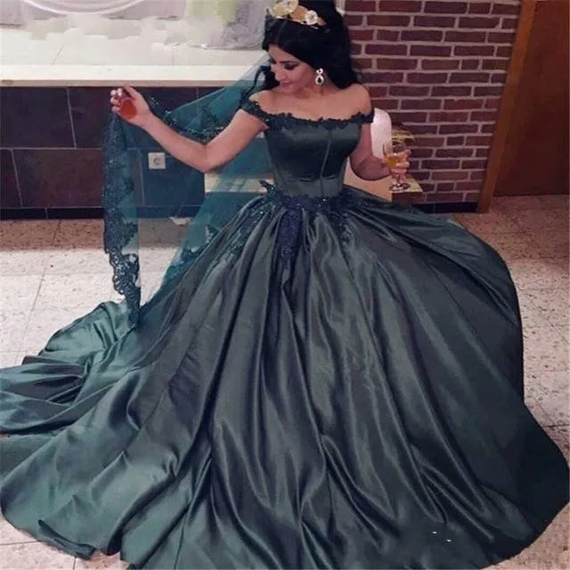 2018 Vintage Quinceanera Ball Gown Dresses Off Shoulder Hunter Green Lace Applique Beads Sweet 16 Vestido Long Satin Party Prom Evening Gown