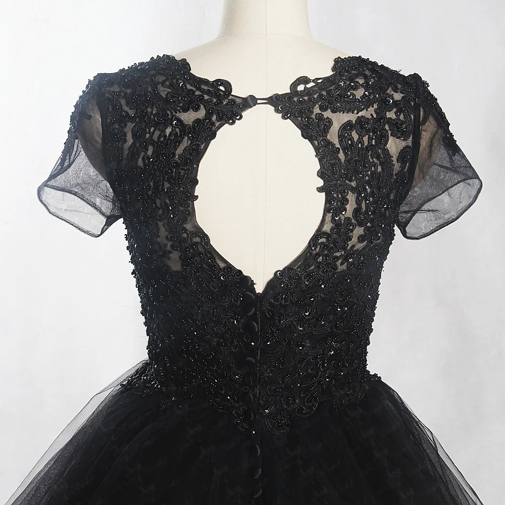 Sexig svart bröllopsklänning 2018 med korta ärmar Tulle Sheer Neck Jewel Style Boll Gown Court Tåg Beaded Sequin Bröllopsklänningar Billiga