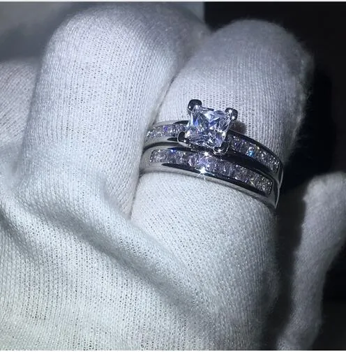 Gioielli femminili di lusso fatti a mano Taglio principessa 5A Pietra di zircone Anello di fidanzamento in oro bianco riempito con fede nuziale Set donna4595682