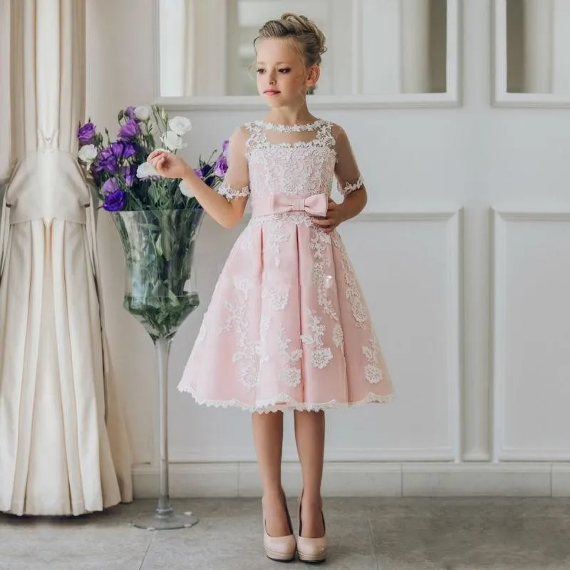 Knielange Spitze ALine 2018 Junior Brautjungfer Kinder formelle Partykleider Günstige kurze Blumenmädchenkleider für Bohemia Beach Wedding5869219