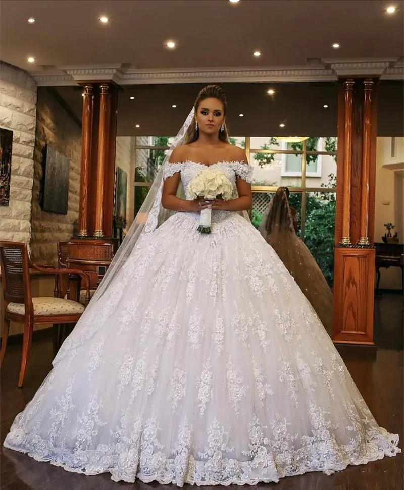 Sexig Ball Gown Bröllopsklänningar Dubai Arabiska Off Axel Illusion Full Lace Applique Crystal Beads Court Train Plus Size Formella Brudklänningar