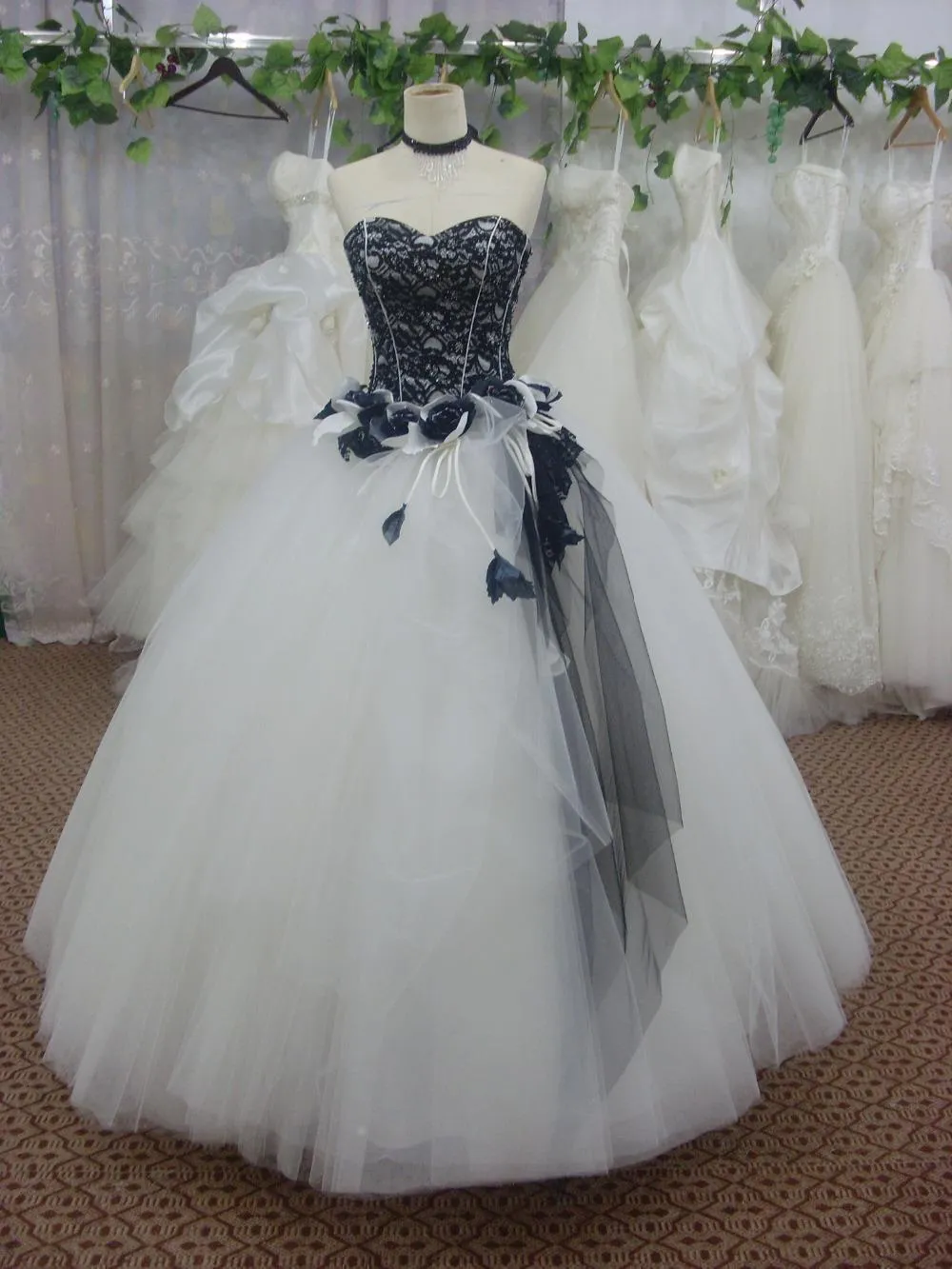 2019 New Black White Ball Gown Lace Quinceanera Klänningar Kristaller i 15 år Söt 16 Plus Storlek Pagant Prom Party Gown QC1039