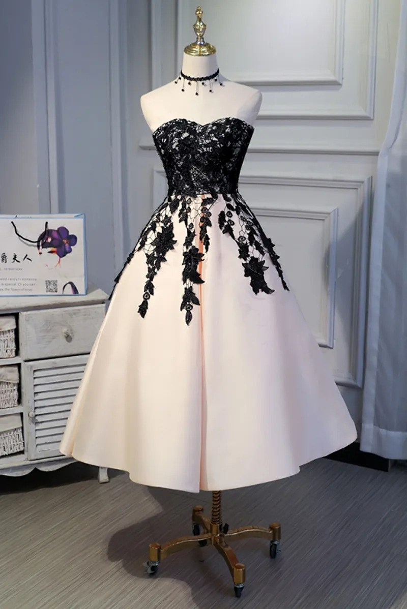Romantische satijn prom dresses met zwarte bloemen applique rits of veter-up terug thee lengte prom jurk feestjurk plus size op maat gemaakt