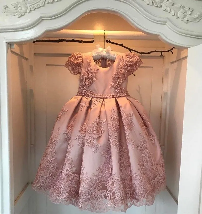 2018 Barato Rosa Flor Meninas Vestidos Para Casamentos Pérolas vestido de Baile Princesa Menina Pageant Vestidos Crianças Comunhão Vestido