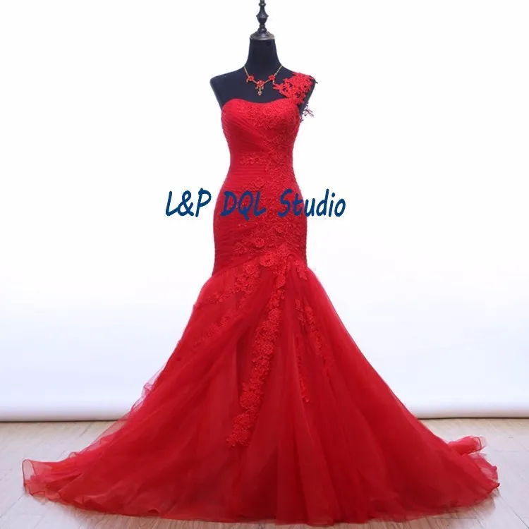 Real Picture Vermelho Sereia Vestido De Casamento Branco, Marfim Um Ombro Lace-Up Back Plisses Tule Applique Lace Court Train Vestido de Noiva