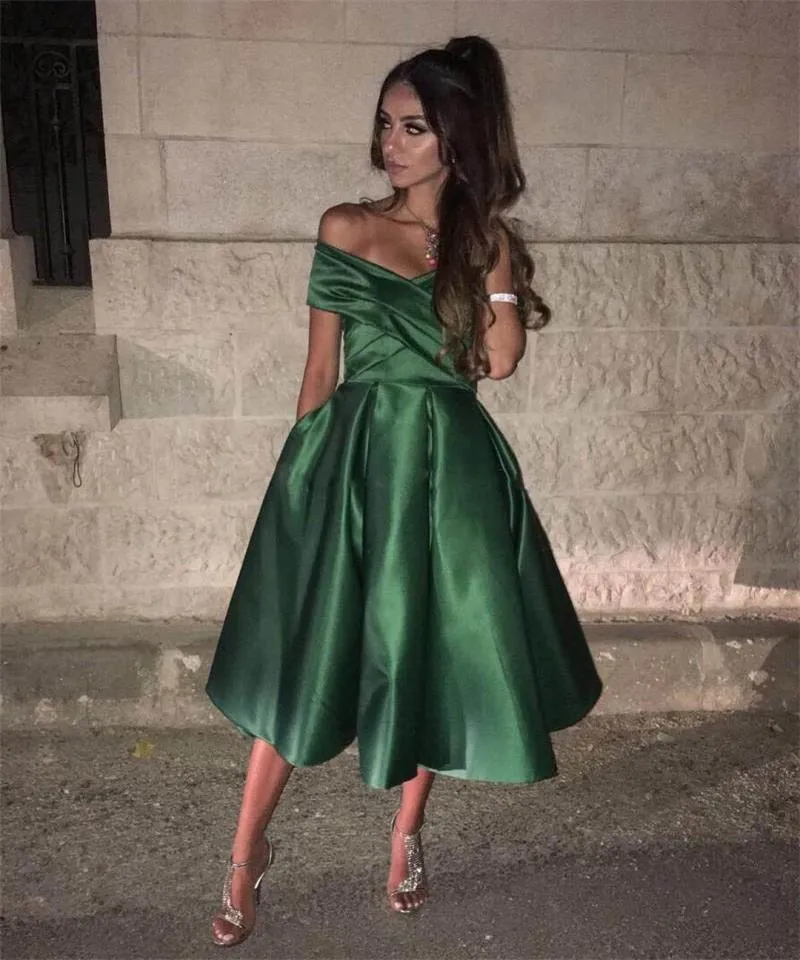 Une ligne vert épaule dénudée 2018 robes de soirée Cocktail Satin sans manches thé longueur moderne haute qualité robe de bal