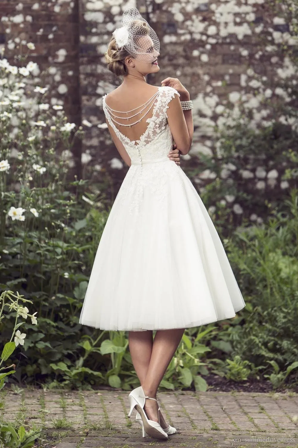 Vintage 50039s Style Short Lace Wedding Dresses V Neck Lace Applique Tea Length Beaded Bridal Wedding Gowns With Buttons Vestid7426543