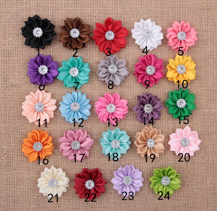 Nishine 120 stks / partij 24 kleuren satijnen lint meerlagige bloemen met acryl knop DIY haar bloemen voor meisjes kleding haaraccessoires