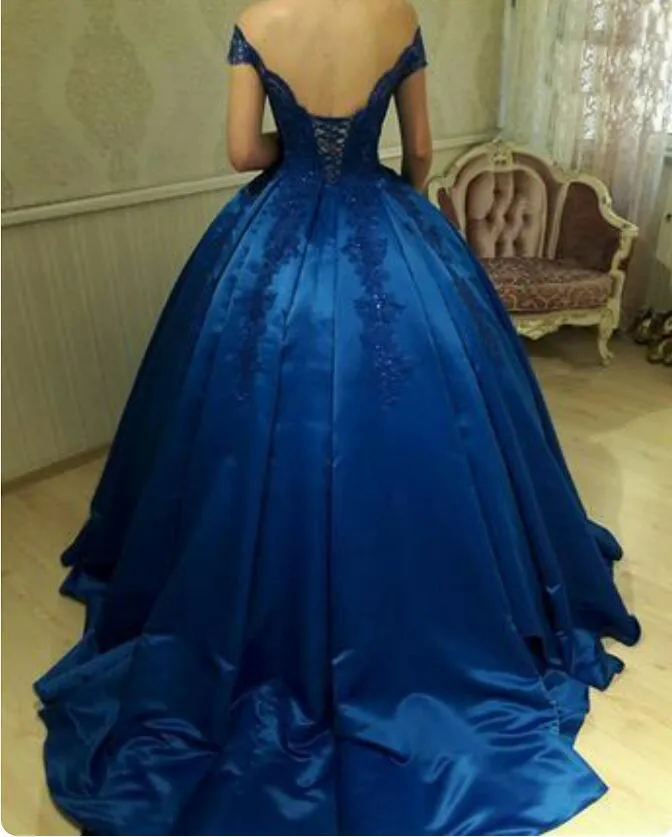 Hors de l'épaule bleu royal robes de bal en satin avec dentelle appliques paillettes lacets dos balayage train robes de quinceanera