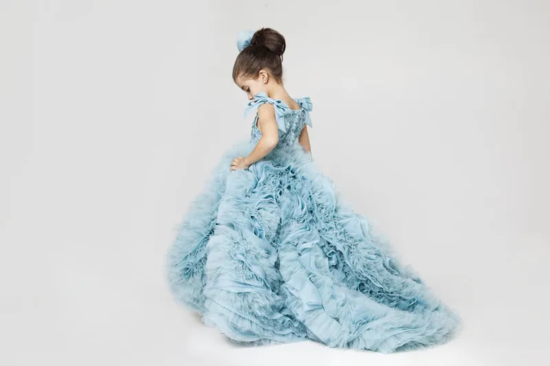 Ładne kwiaty dziewczyny sukienki Ruched Wielopoziomowy Lodowy Blue Puffy Kids Formalne zużycie na sukni weselne Plus Size Pageant Sukienka Sweet Train