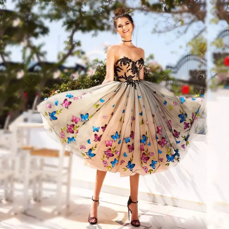 Abiti da ballo a farfalla colorata 2018 Sweetheart Appliques di pizzo nero Abiti da sera Abito da cocktail party con lacci sul retro champagne