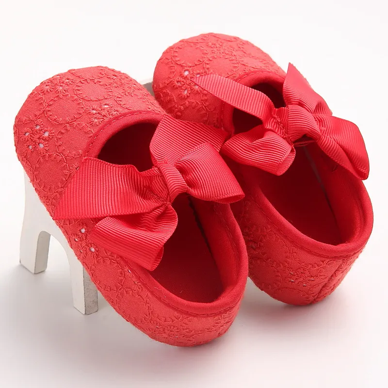 Fabrikpreis Hübsches Baby Mädchen Hohlspitze Großer Bogen Rutschfeste Lauflernschuhe Prinzessin Blume Elegante Kleinkindschuhe 7 Farben 0-1 Jahre alt