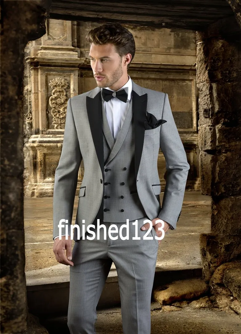 Smoking dello sposo di alta qualità One Button Grigio chiaro Picco risvolto Groomsmen Best Man Suit Abiti da uomo da sposa (giacca + pantaloni + gilet + cravatta) J199