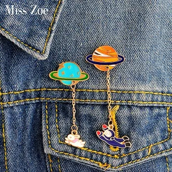 Miss Zoe Tecknad Saturn Planet Astronaut Segling Kanin Metall Brosch Pins Kedja Knappnål Jeansjacka Pin Badge Presentsmycken