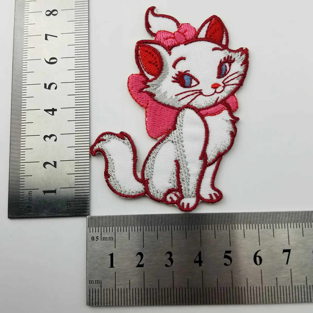 Bordado de gato fofo de desenho animado personalizado costurar ferro em emblema roupas transferências de tecido apliques de renda 234n