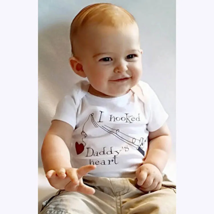 Sommarbarn Baby Boy Kläder Kids Jumpsuit Playsuit Romper Jag Hooked Daddy's Heart Brev Skriv ut Nyfödda Baby Kläder Unisex Baby Rompers