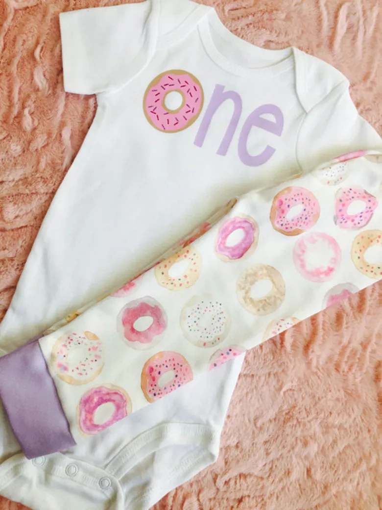 Nette Baby Mädchen Kleidung Set 2018 Frühling Herbst Neugeborene Kinder Brief Donuts Gedruckt Baumwolle Kurzarm Overall Strampler Tops Hosen baby Outfits