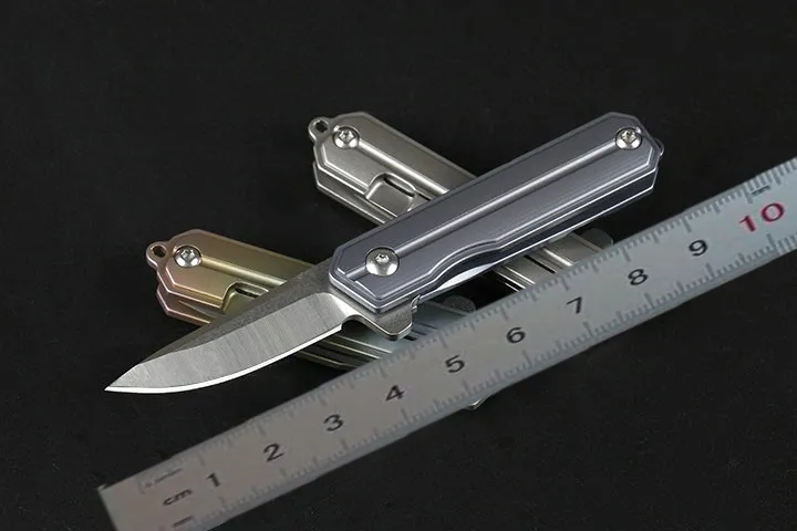 High End 4 Handle Colors Mini Flipper Folding Kniv D2 Drop Point Satinblad CNC TC4 Titanlegering Handtag med halsbandskedja