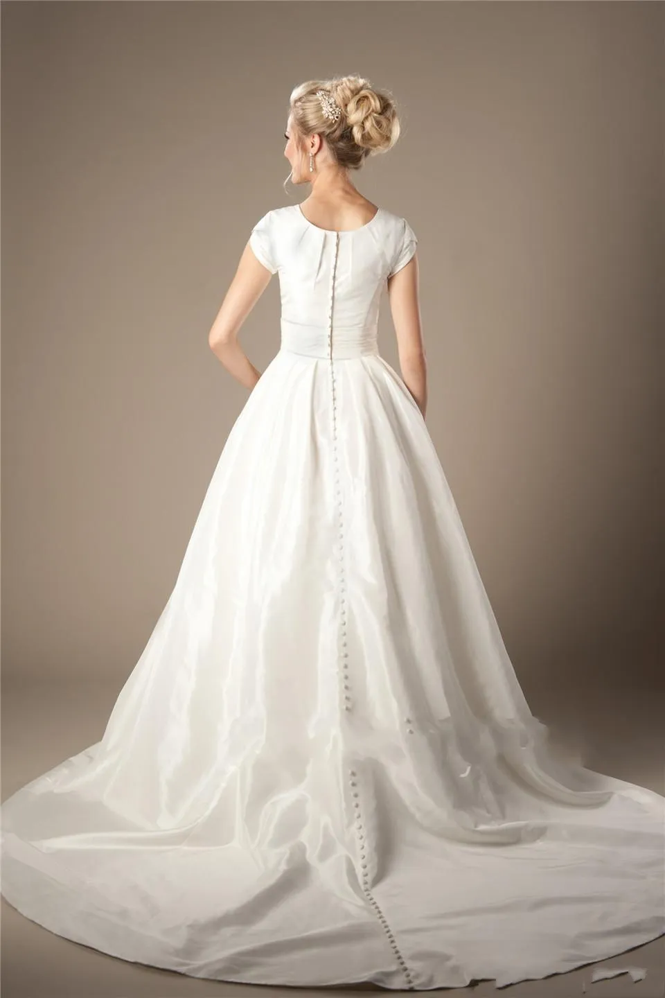 Vestido de Noiva Vintage Taffeta Modest Bröllopsklänningar med Cap Sleeves Jewel Neck Knappar Kristaller Bälte LDS Brudklänningar med fickor