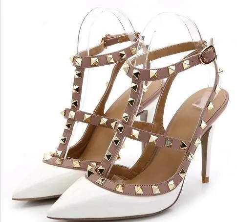 Top Fashion Lady Talons hauts T Straps Rivets Talons hauts Femme Sandales Chaussures Chaussures en cuir verni de vache 8 cm 10 cm 34-44 avec boîte gratuite.