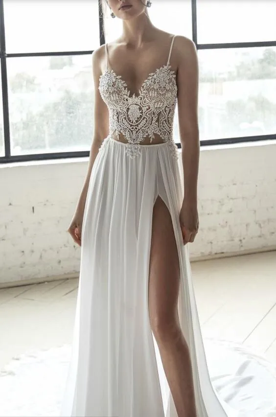 2019 Julie Vino Beach Abiti da sposa con spacco laterale Spaghetti Spacco laterale Abiti da sposa Boho sexy Sweep Train Abito da sposa bohémien